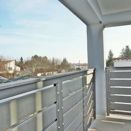 Apartma Sofia شقة